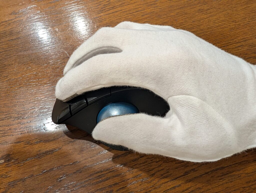 細かい操作も慣れてしまえば問題なし。親指は添えるだけ