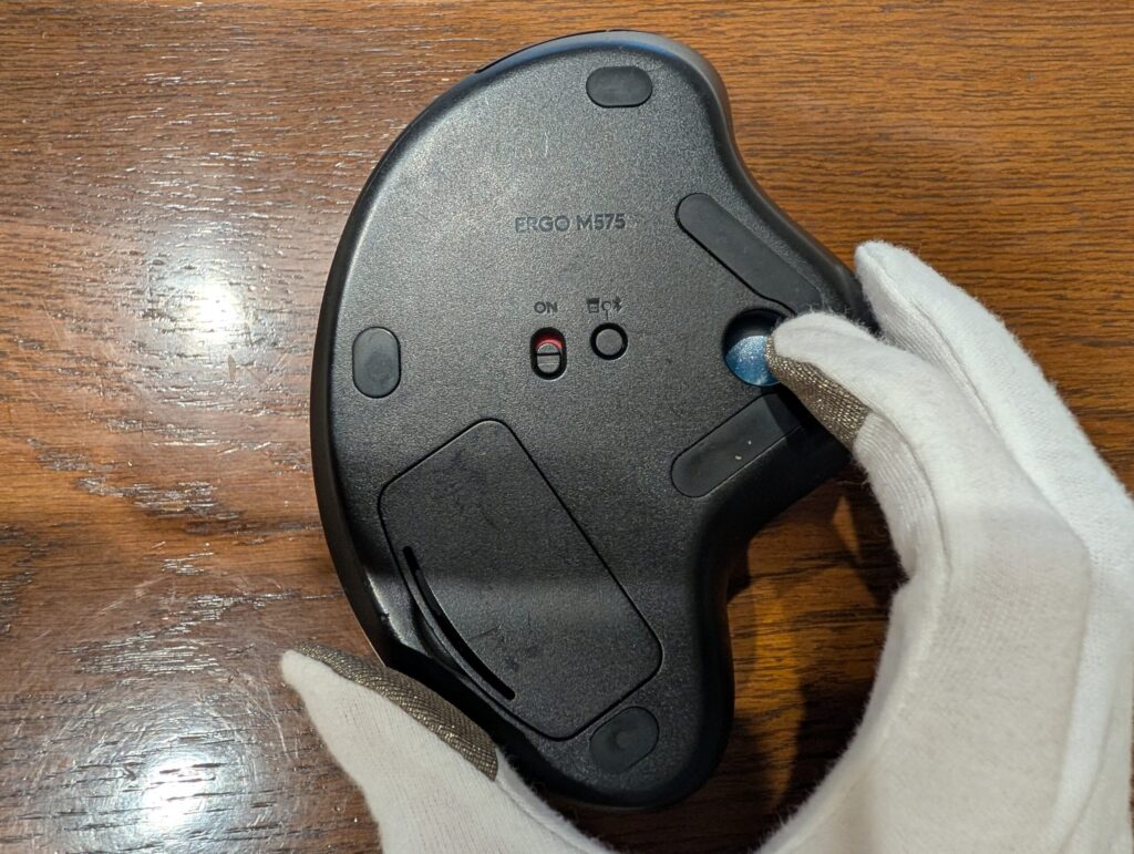 ERGO M575Sの裏側にあるメンテナンスホール。筆者の場合は人差し指で押し出している