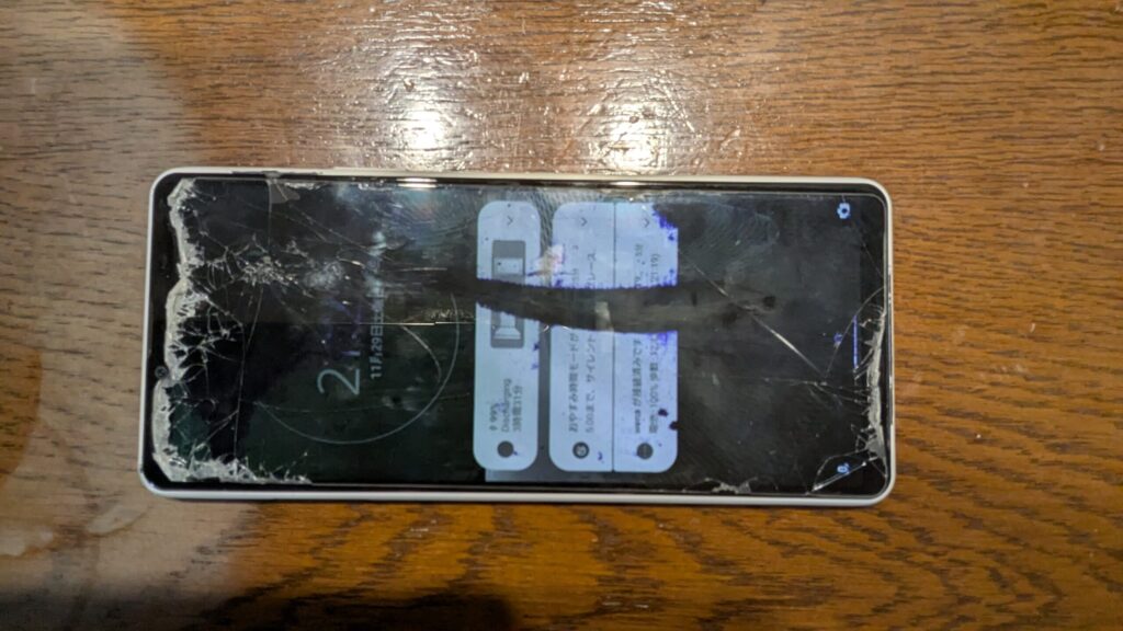 初期症状の翌日のスマートフォンの画面（黒い領域が表出）