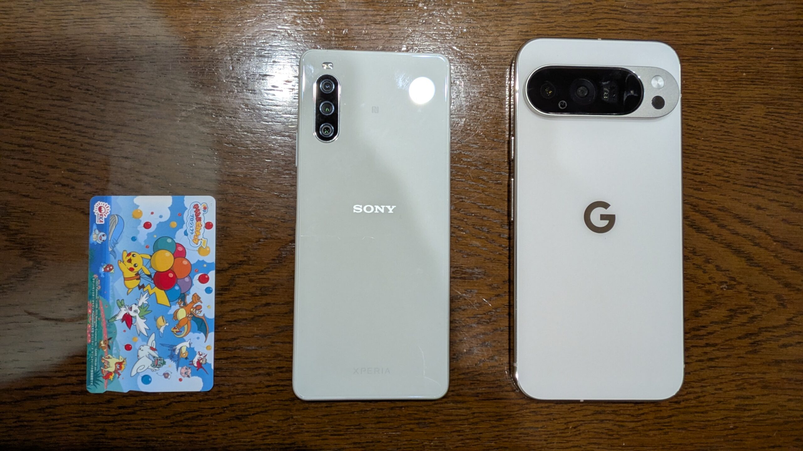 サイズ比較のために (左から) 交通系ICカード、Xperia 10 iii Lite (前機種) 、Pixel 10 Pro XLを並べた図。 こう見ると高さはそれほど変わらないですが、横幅と厚みが全然違います。