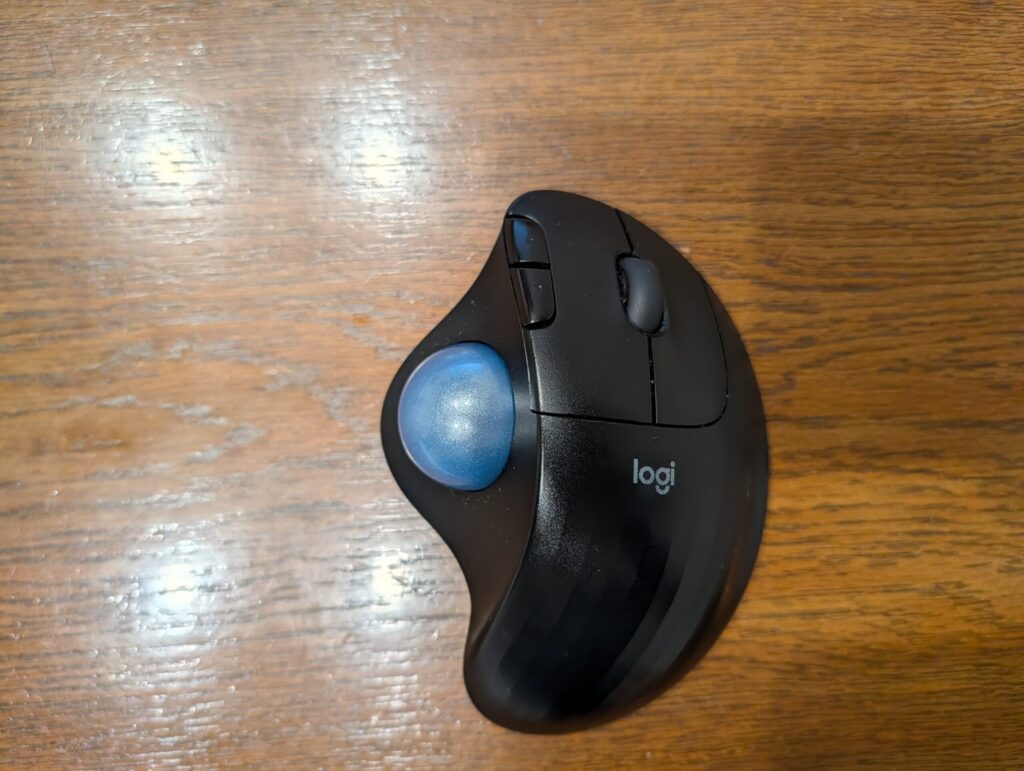 筆者が5年間使い続けているロジクール ERGO M575Sトラックボールマウス。今ではもう手放せない存在