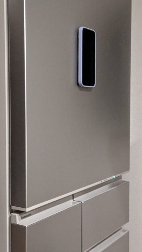 両面マグネット仕様だから冷蔵庫にもピタっと貼り付く