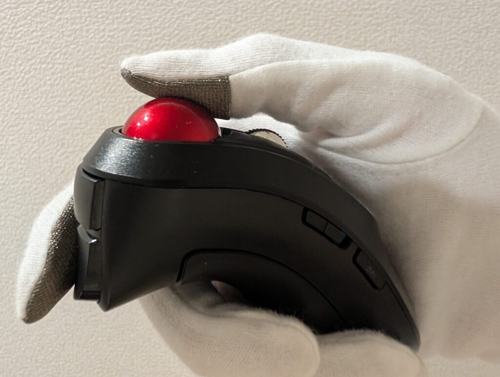 右手でRelaconを握った様子。トリガー部に人差し指がジャストフィット