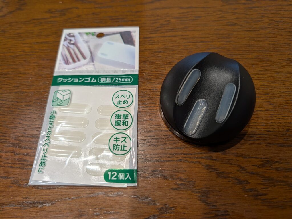 付属スタンドにSeria（セリア）の滑り止めテープを貼ったので多少は改善。とはいえ見た目は美しくないですな