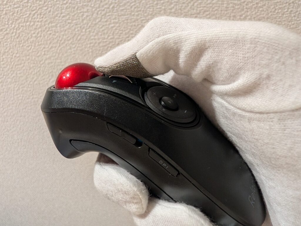 Relaconのホイール。親指は表面積が大きいのでホイールが小さく感じてしまう。。。