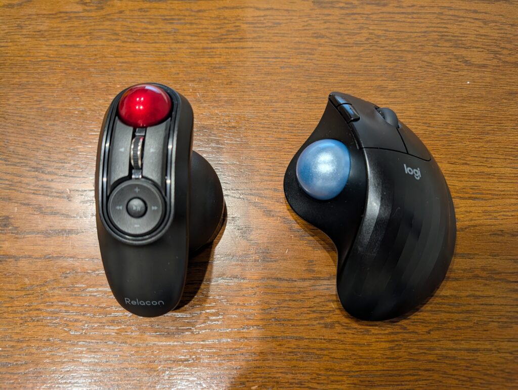 Relacon (左) とERGO M575 (右) のツーショット。Relaconならば左手でも操作できるのだ！