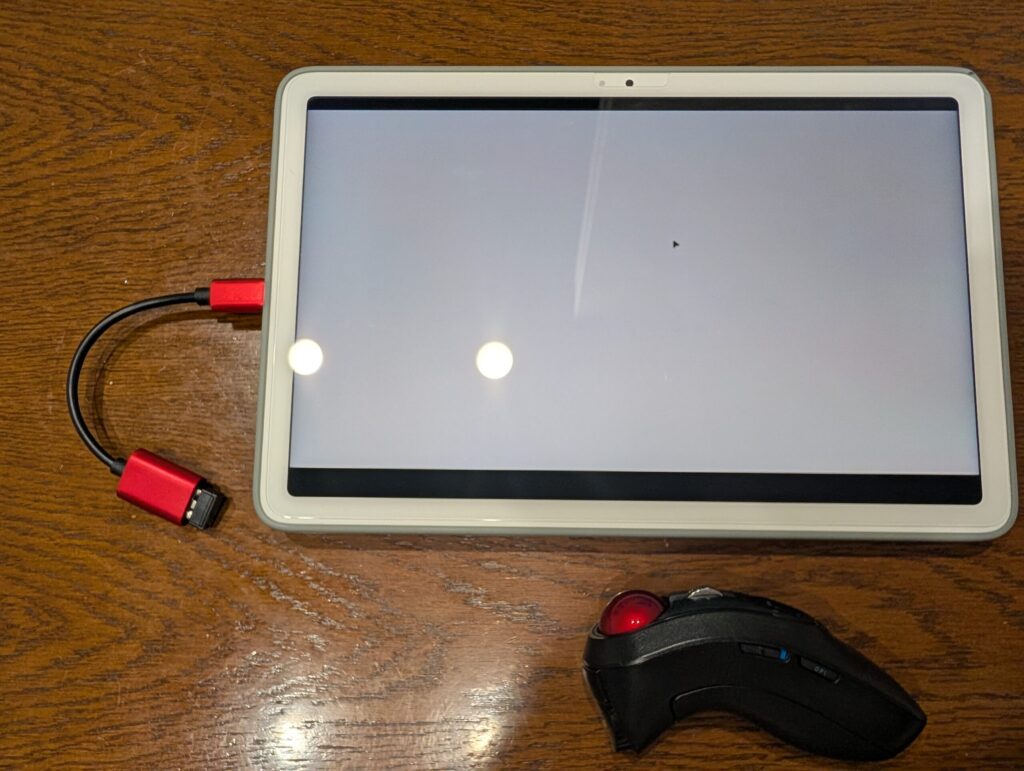 Pixel Tabletに変換アダプタとレシーバーを挿した様子。画面上の小さな黒い点は接続するだけで登場するカーソル
