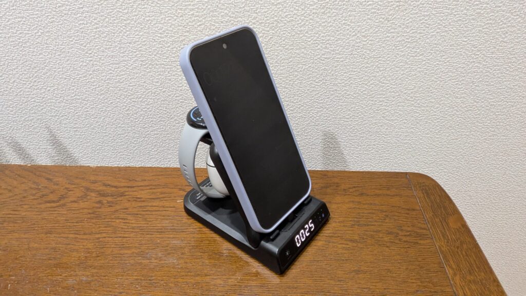 筆者が保有する各種Pixelデバイス（スマホ、時計、イヤホン）を1台で充電可能。すっきりコンパクトに収まるので重宝している