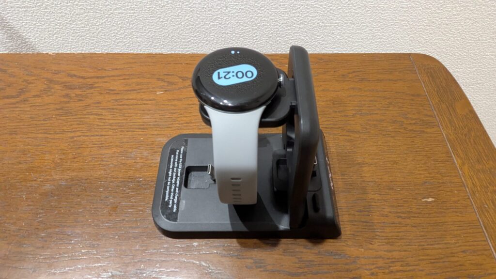 筆者が毎日使っているPixel Watch 3 (45mm) も問題なく充電できる。マグネットでポゴピンにピタッとハマる感触は気持ち良い