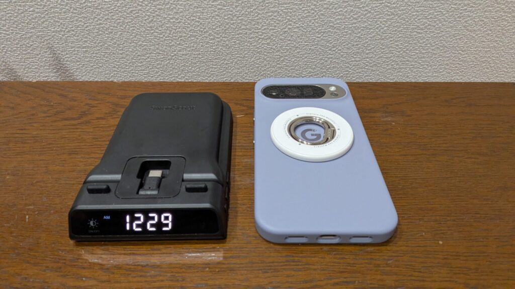 折りたためるタイプなので持ち運びにも適している。旅先などで、複数ケーブルから開放されるストレスはぜひ味わっていただきたい！