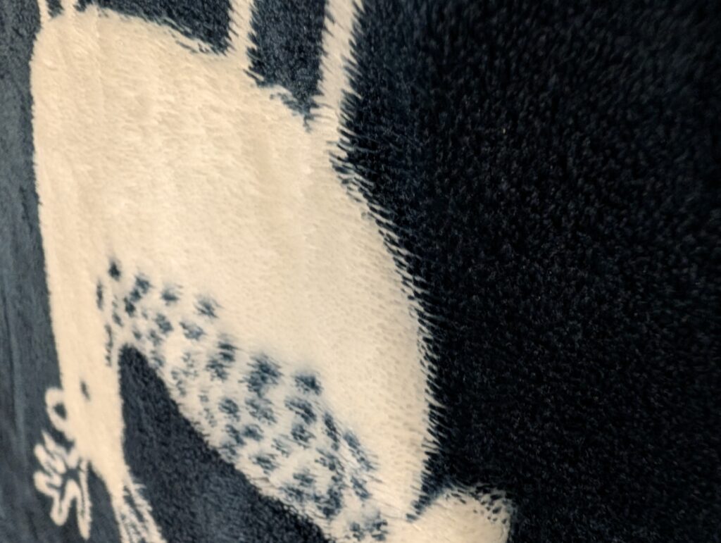 フランネル素材を使っているのでとにかくフワフワ気持ち良い。電気がなくとも通常の毛布としても温かい