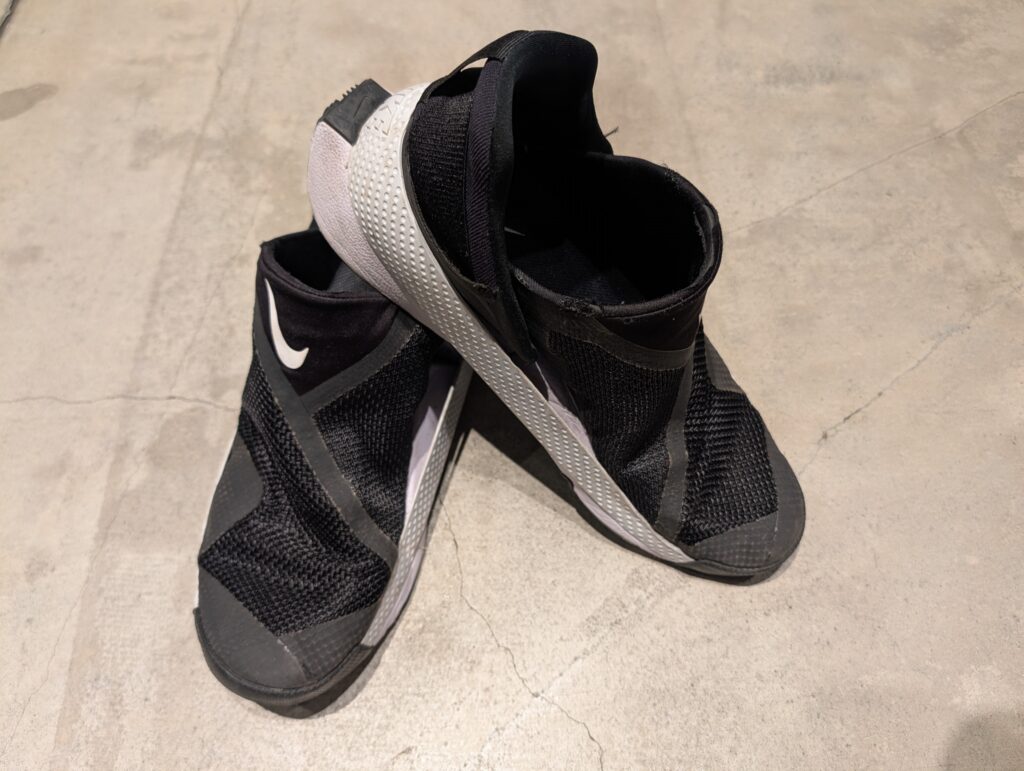 2年以上履き込んでいるナイキの「ゴーフライイース」。ブラック/ホワイトのカラーは色んな服に合わせやすい