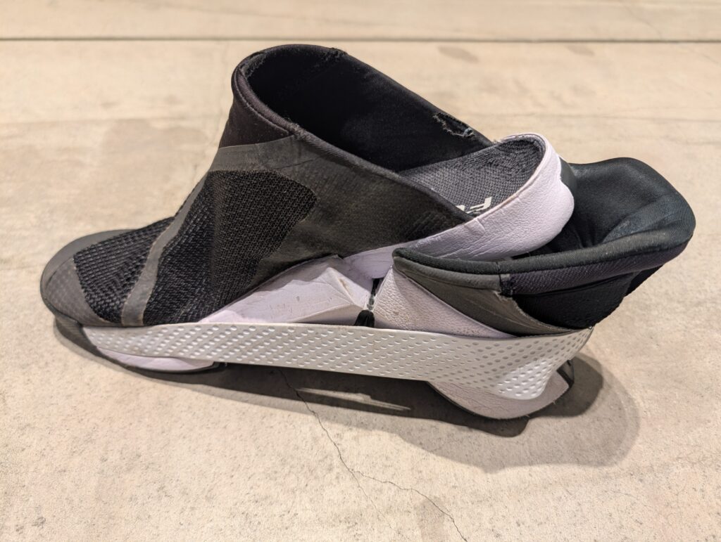 ゴーフライイース (右) のソールを含むヒール全体がヒンジで開いた状態。足を入れればすぐに歩き出せる