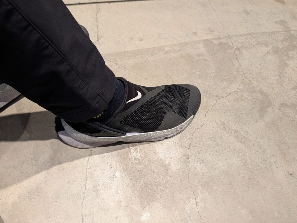 常に磨くようなきれい好きではないが、汚れたときは全体をサッと拭けるのがちょうどよい。靴紐からの解放で縛られない生活に！