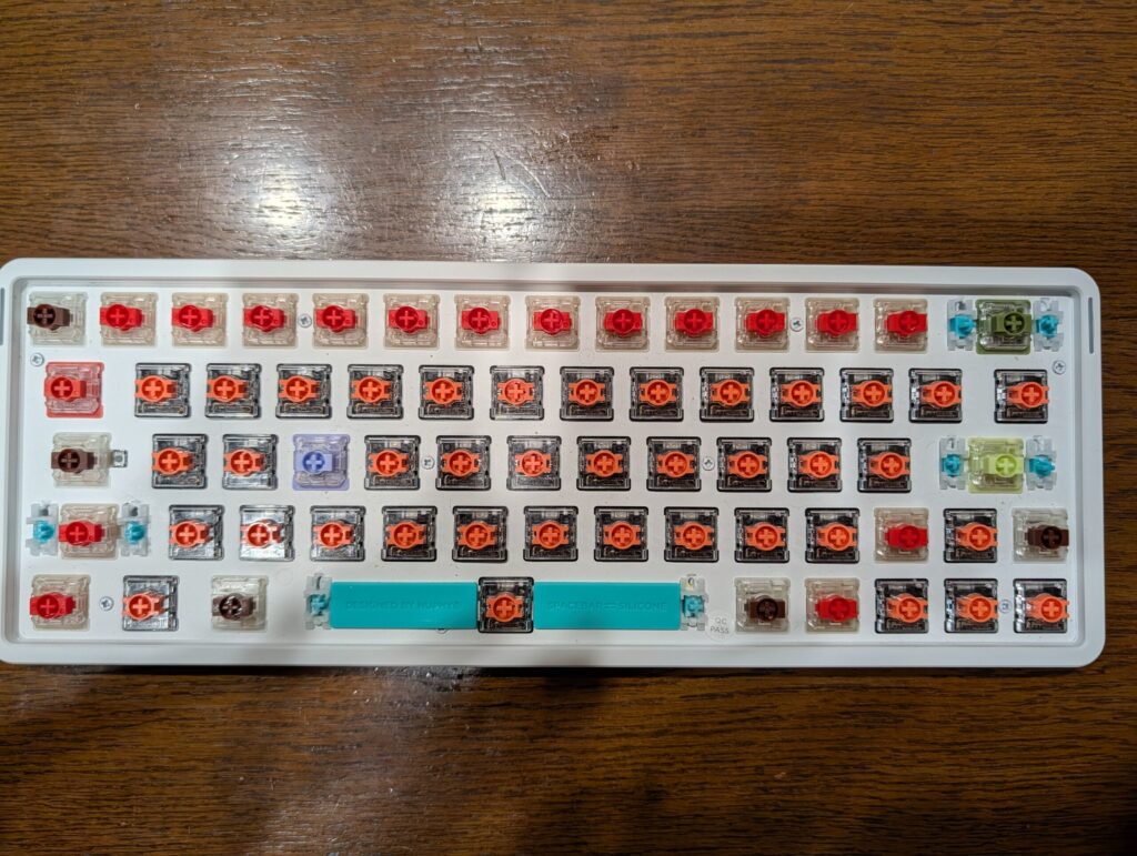 すべてのキースイッチを交換した後のキーボードの様子。