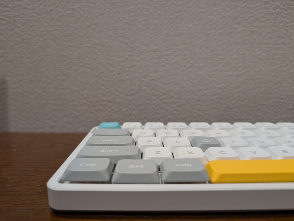 アルファベットキーを中心に一部のキーをKeychron製、その他をNuphy純正にした状態で、真横から段差がわかるように撮影した比較写真