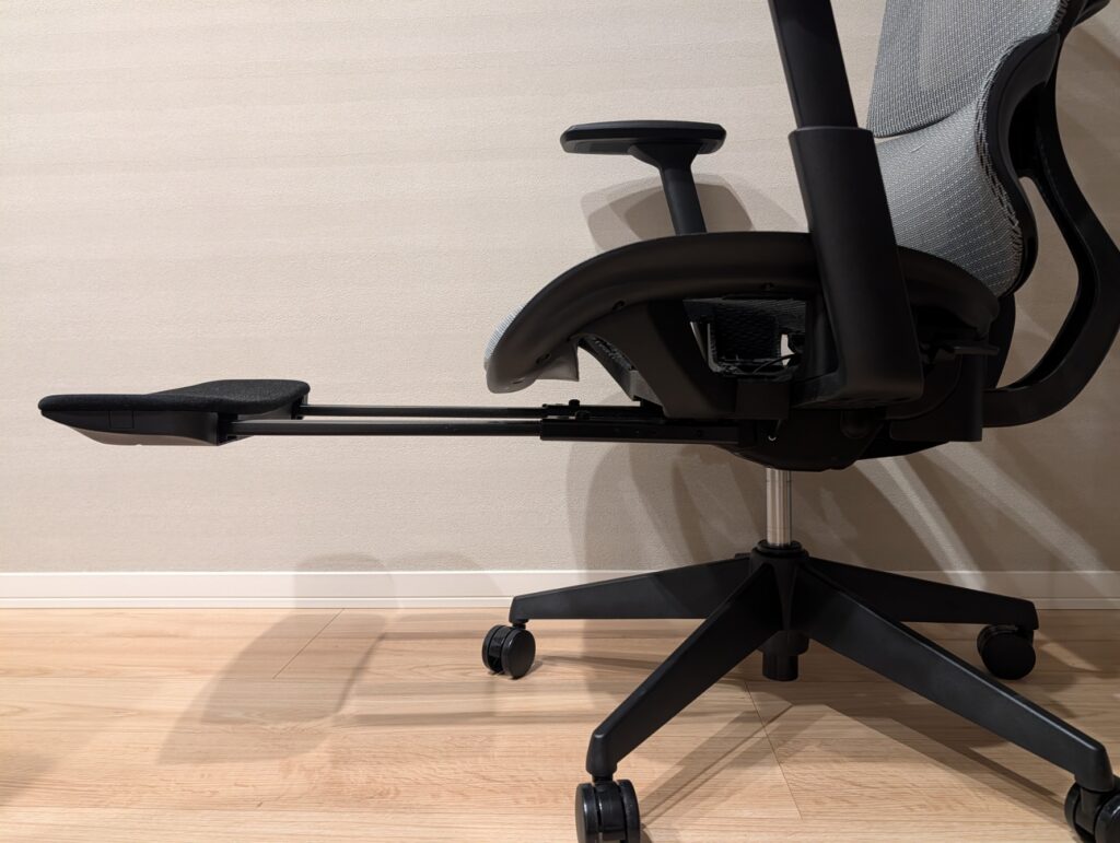 座面下に収納可能なフットレスト