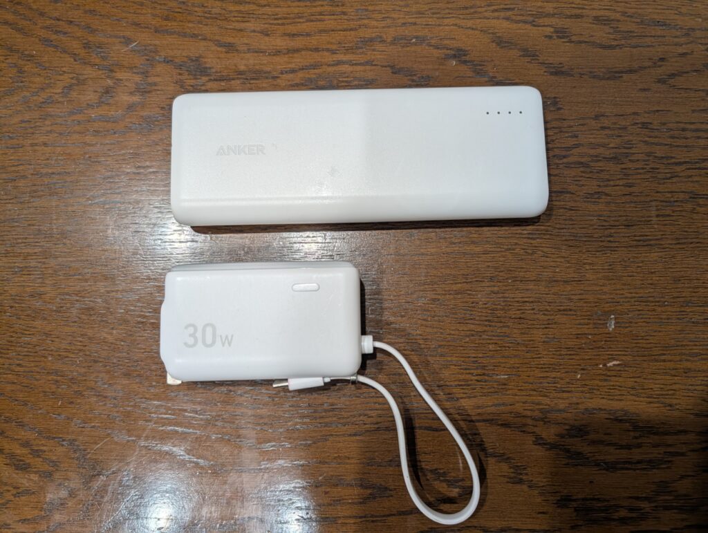 Anker PowerCore 20100 (上) とAnker Power Bank (30W, Fusion, Built-In USB-C ケーブル) (下) との比較
