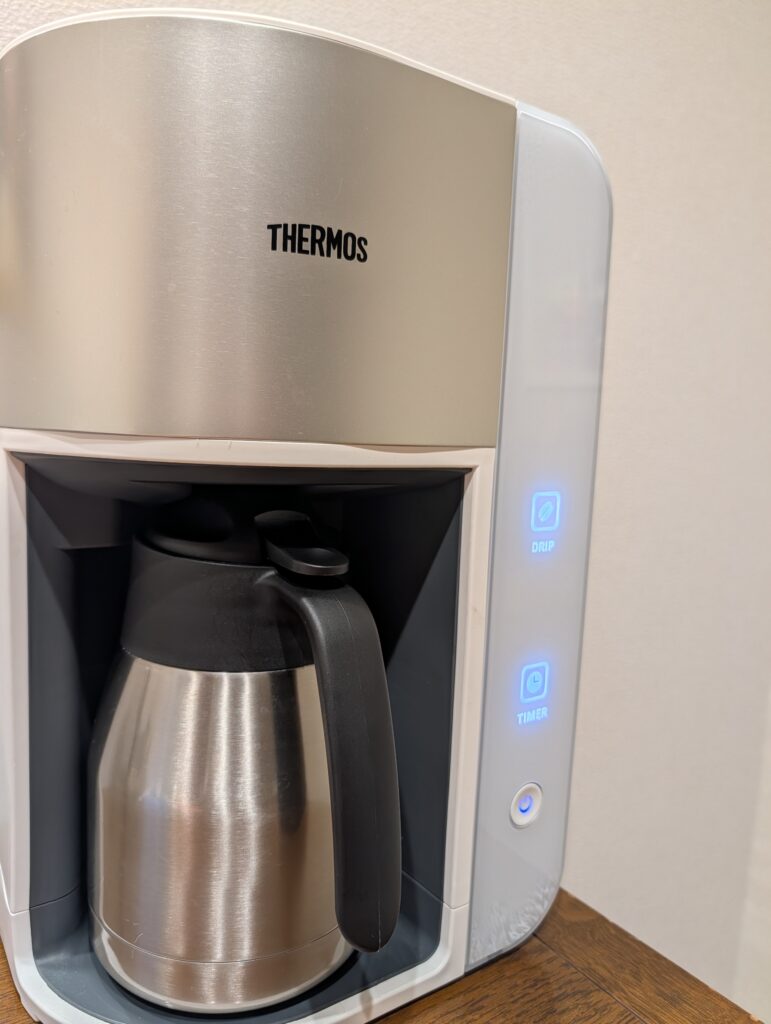 リビングのテーブルに置いた「ECK-1000本体（ホワイト）」の全体写真