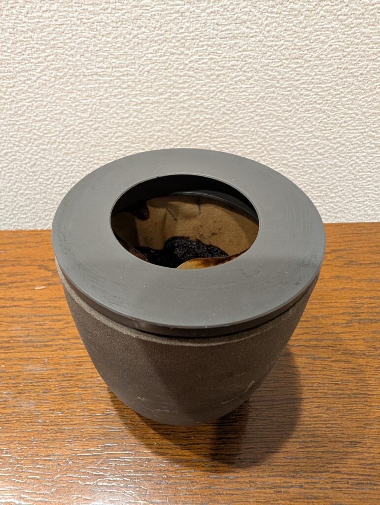ドリップ後のコーヒーかすを入れた「マーナ コーヒーかす消臭ポット」の写真