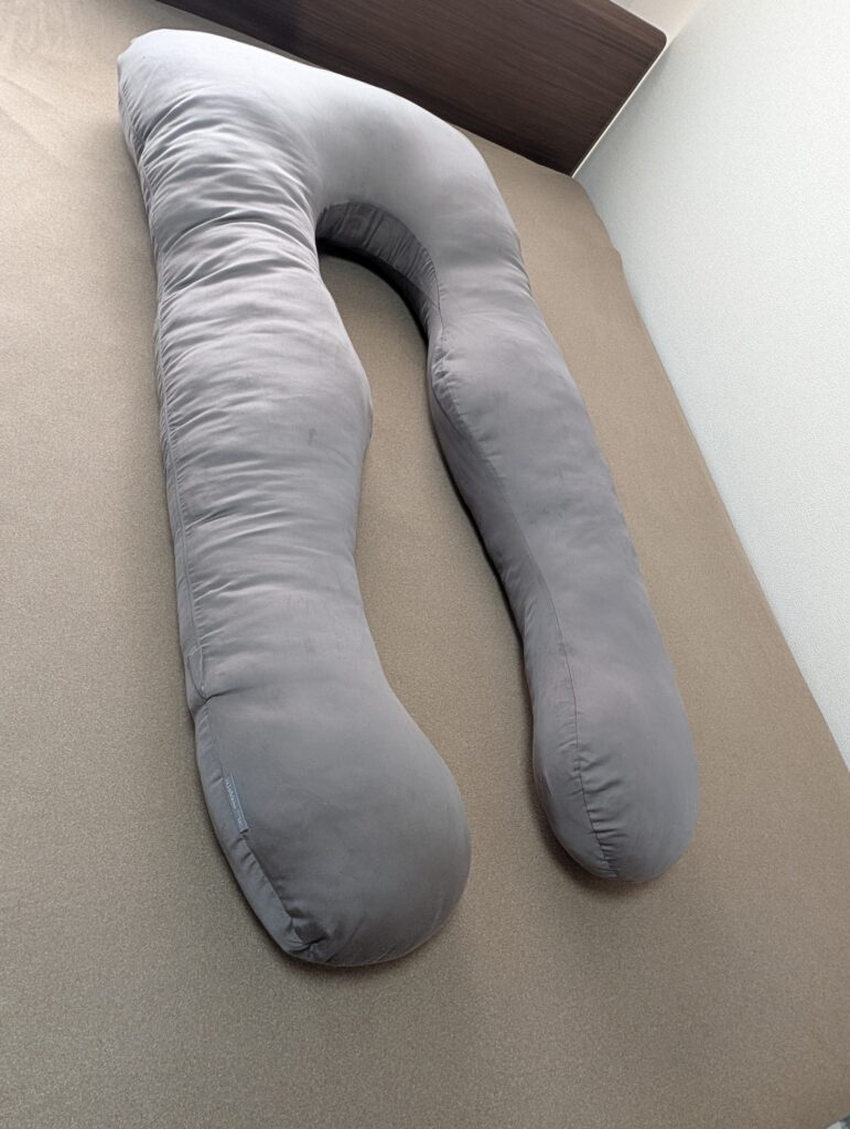 寝室のベッドに置かれたハグモッチの様子