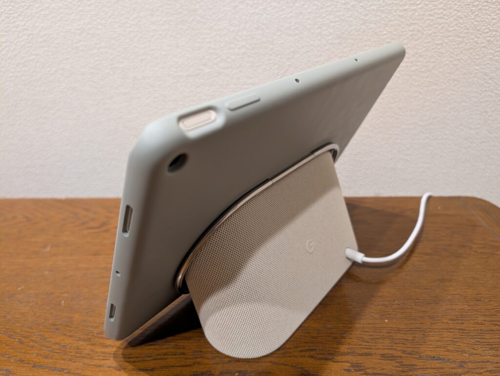 充電スピーカー ホルダーに装着したGoogle Pixel Tablet