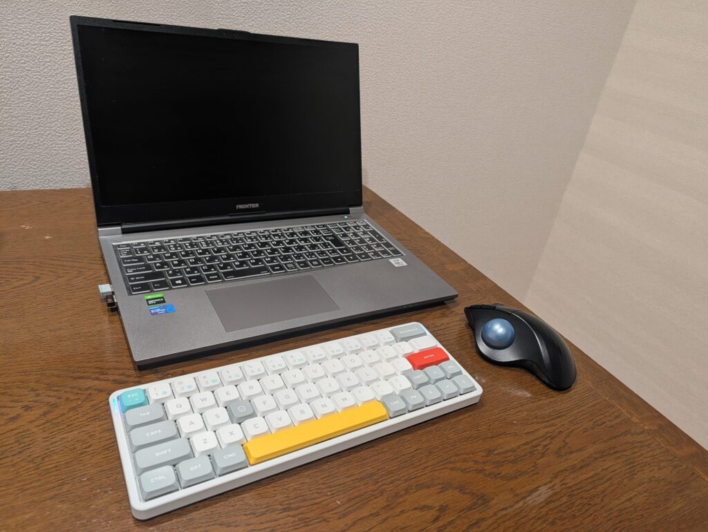 リビングの作業スペース。愛用しているお気に入りのデバイスと共に