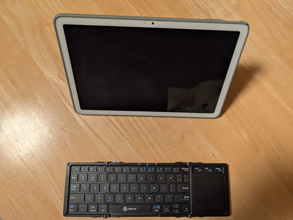 リビングのテーブルに置かれたIC-BK08とGoogle Pixel Tablet。狭い場所での膝上作業などで活用中
