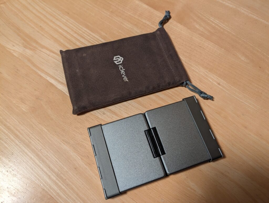 IC-BK08を折りたたむと半分のサイズまでコンパクト化!きんちゃく型のケースも付属しており常に持ち運びたい存在