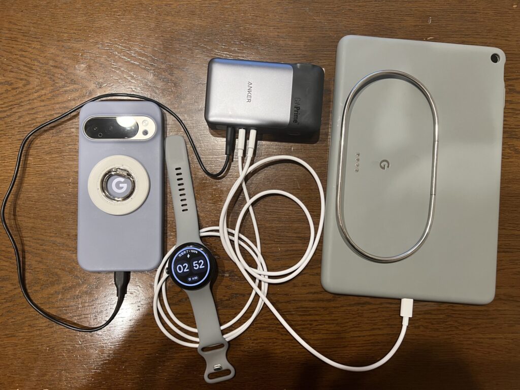 リビングのテーブルでAnker 733からPixel 10 Pro XL、Pixel Tablet、Pixel Watch 3を同時充電している様子