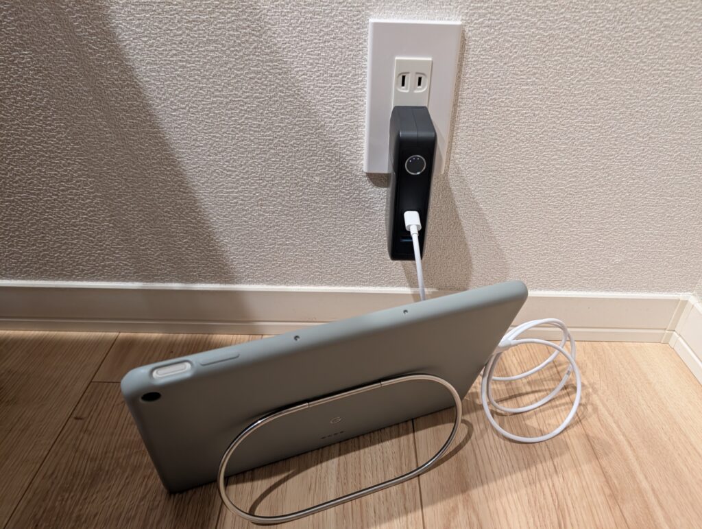 白い壁際にあるコンセントに挿し、USB-Cポート1口からタブレットへ単独接続している写真