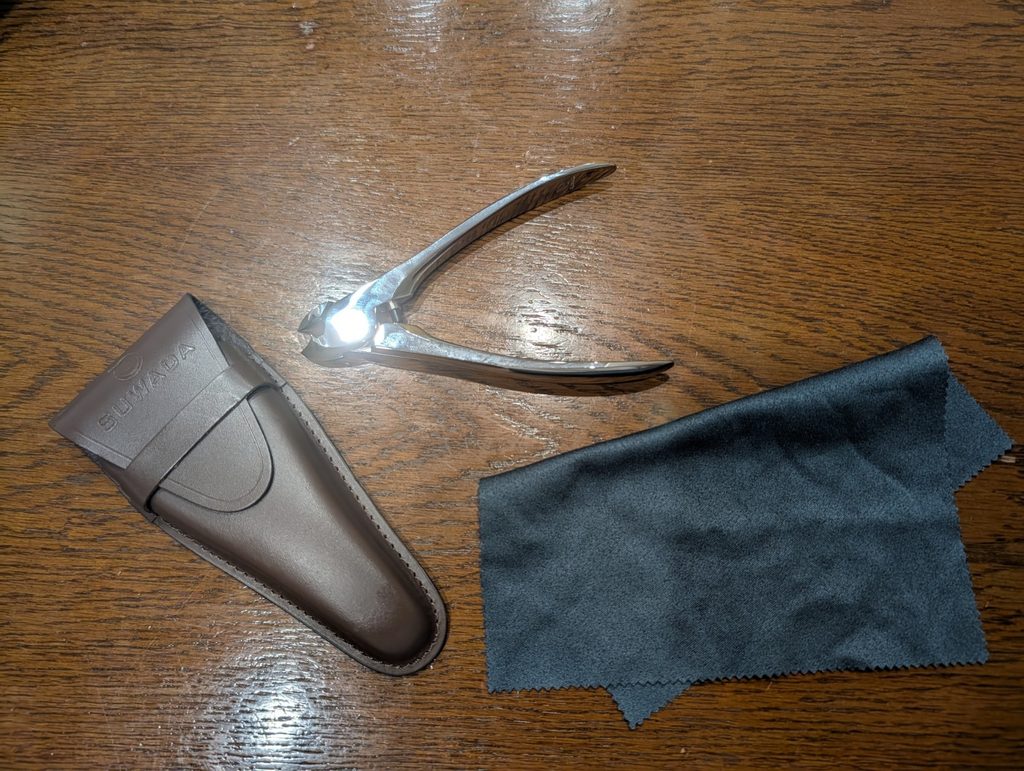 オープンファクトリーで購入した際の本体と付属品。専用クロスと専用ケースが付いてきた