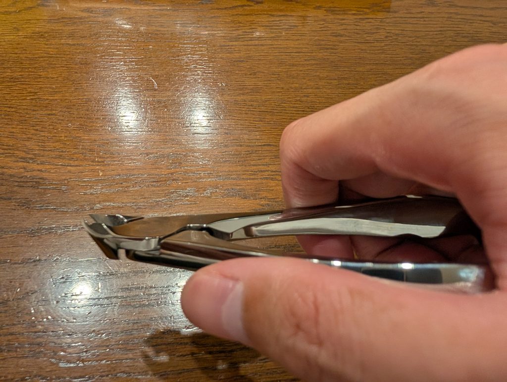 筆者の手にもなじむLサイズ。携帯用であればSサイズもありだが、大きい方が力を入れやすいと思います
