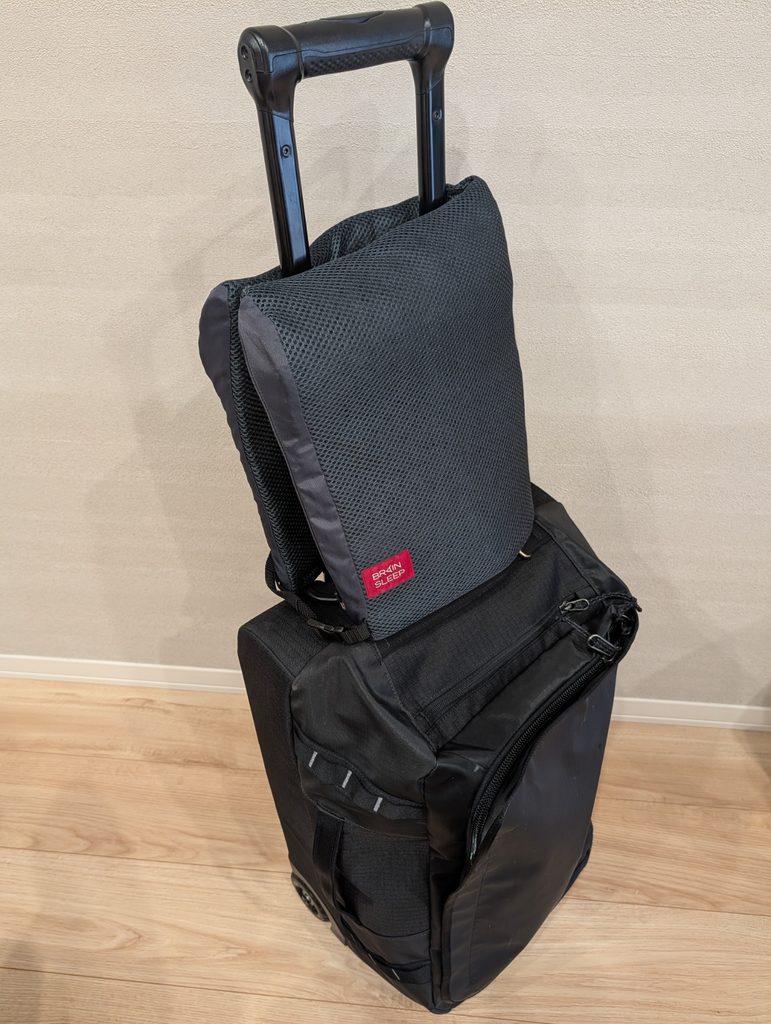 愛用のパタゴニア製キャリーバッグ「ブラックホール・ウィールド・ダッフル 40L」での持ち運び。アジャスターベルトで固定可能